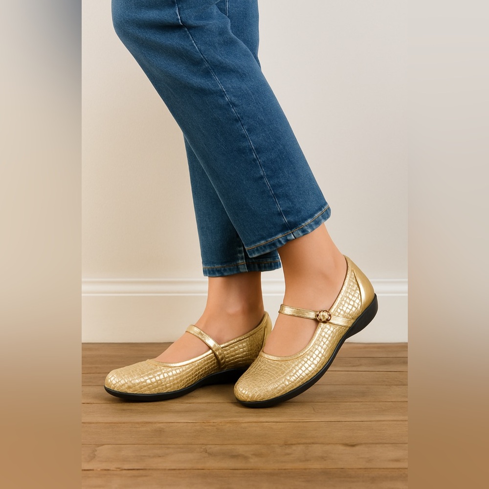 Gravity Defyer Gold Leather Woven Mary Jane Flats Women’s Size 10